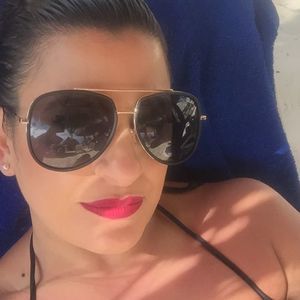 Meet your Posher, Zeina